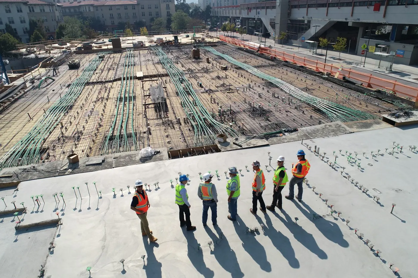 Baubeteiligte stimmen sich auf einer größeren Baustelle ab