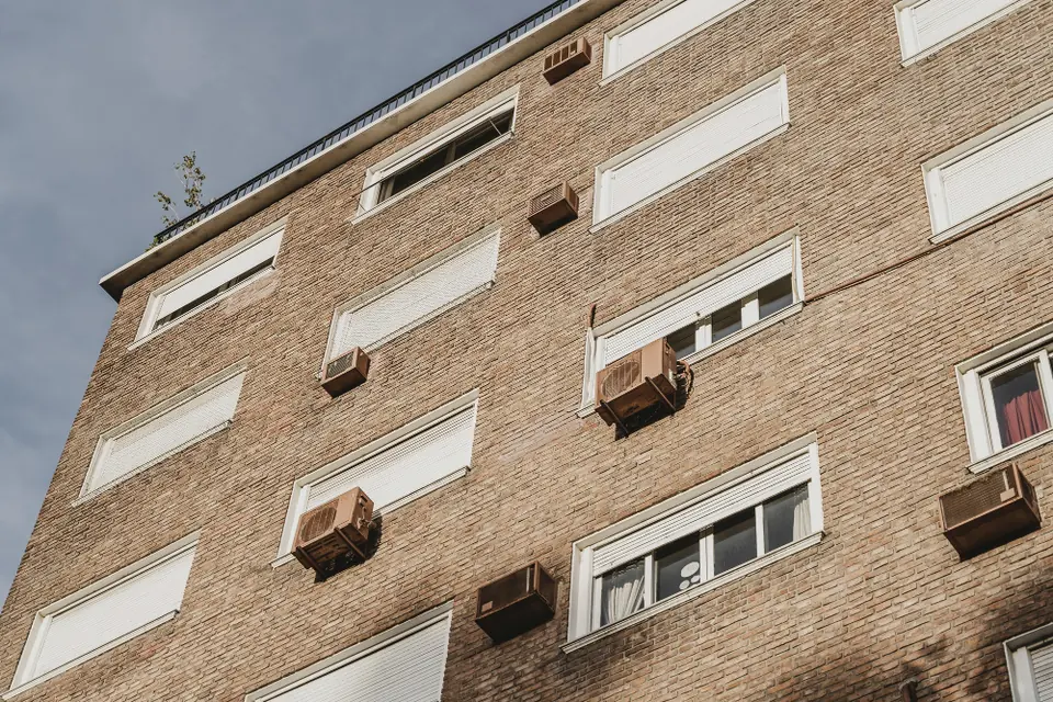 Fassade eines Wohngebäudes mit Fenstern und Rollläden